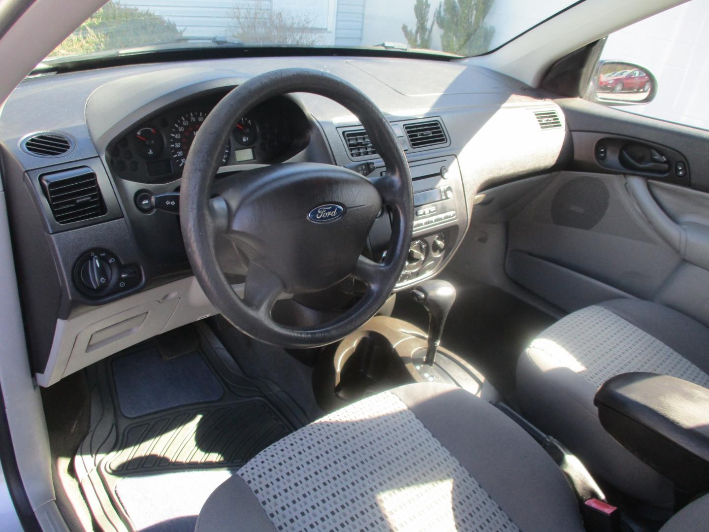 2007 SILVER Ford Focus (1FAHP34N27W) with an 2.0L L4 DOHC 16V engine, AUTOMATIC transmission, located at 540a Delsea Drive, Sewell, NJ, 08080, (856) 589-6888, 39.752560, -75.111206 - Photo#12